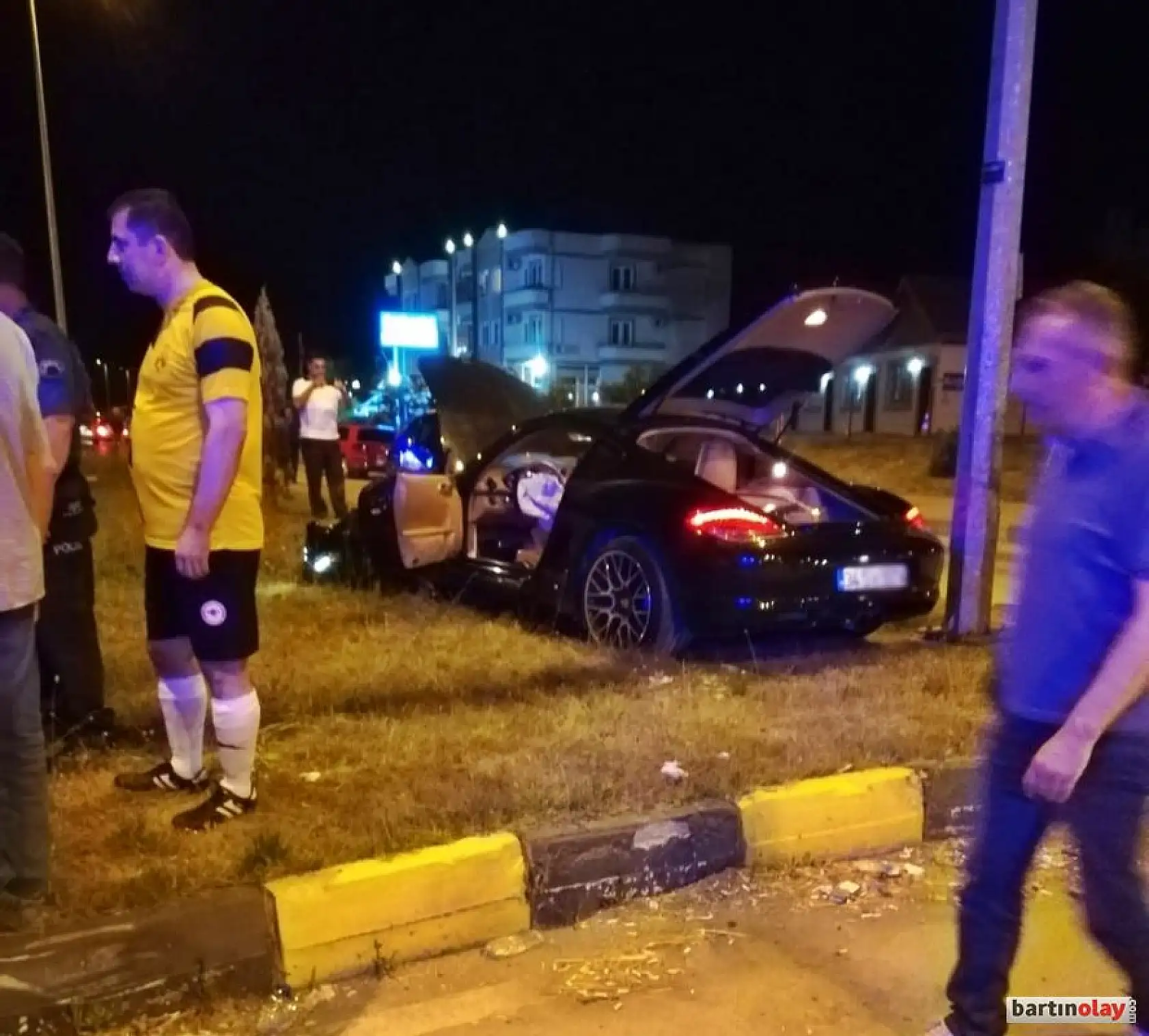 Polisevi kavşağında kaza, ortalık karıştı