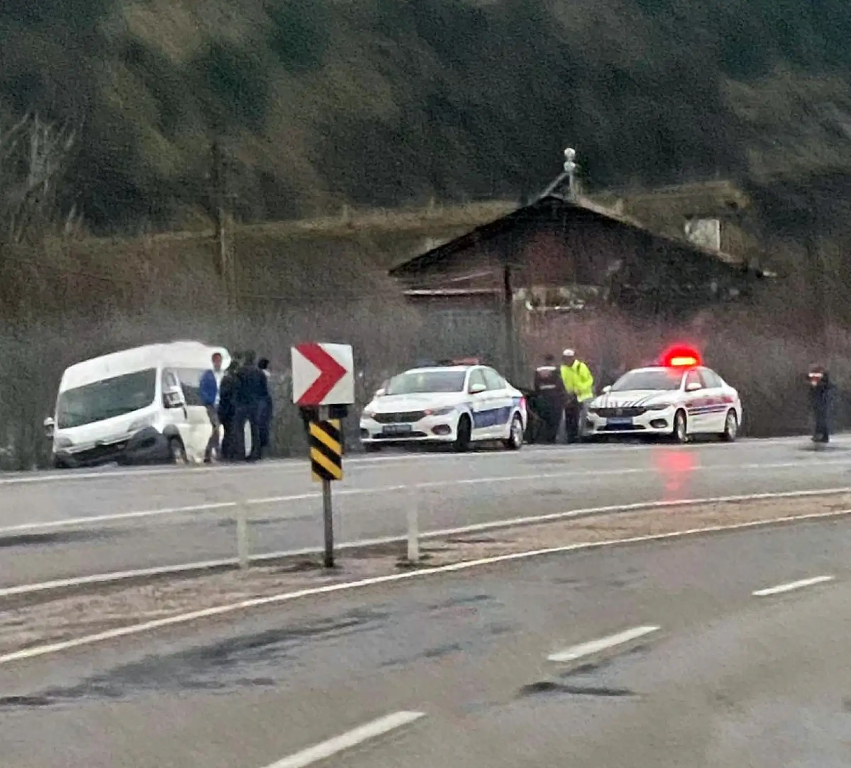 Çarpışan iki araç yoldan çıktı