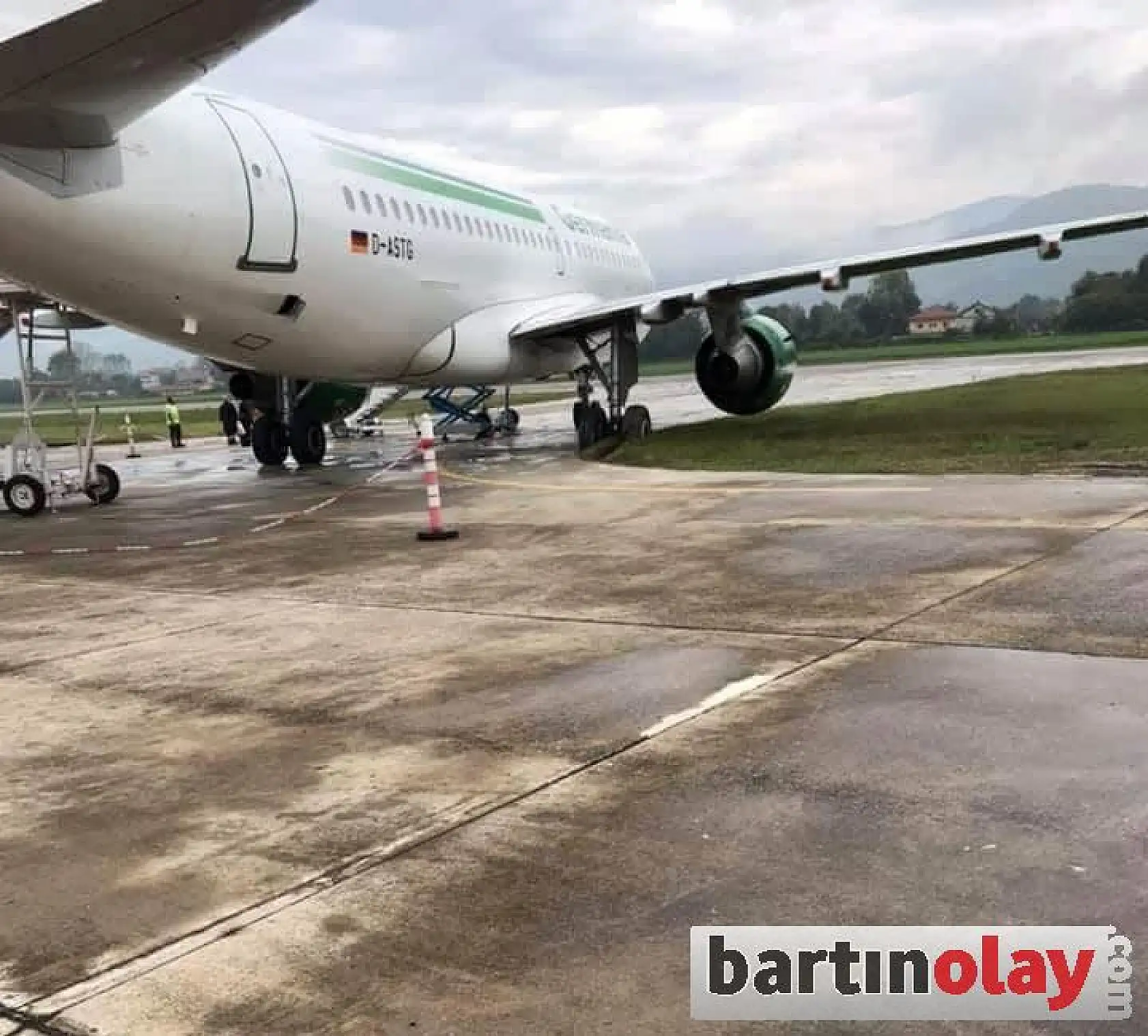 Uçağın lastiği çamura saplandı