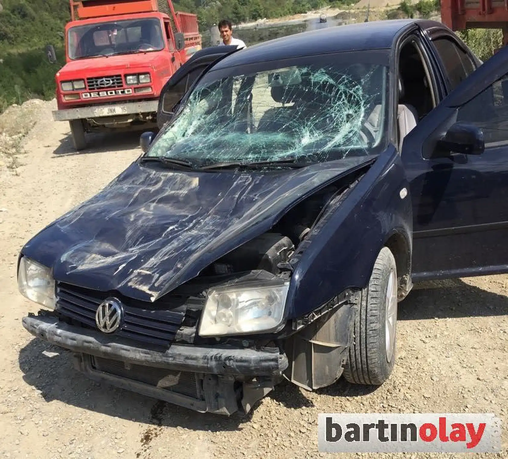 İş makinesi otomobili ezdi