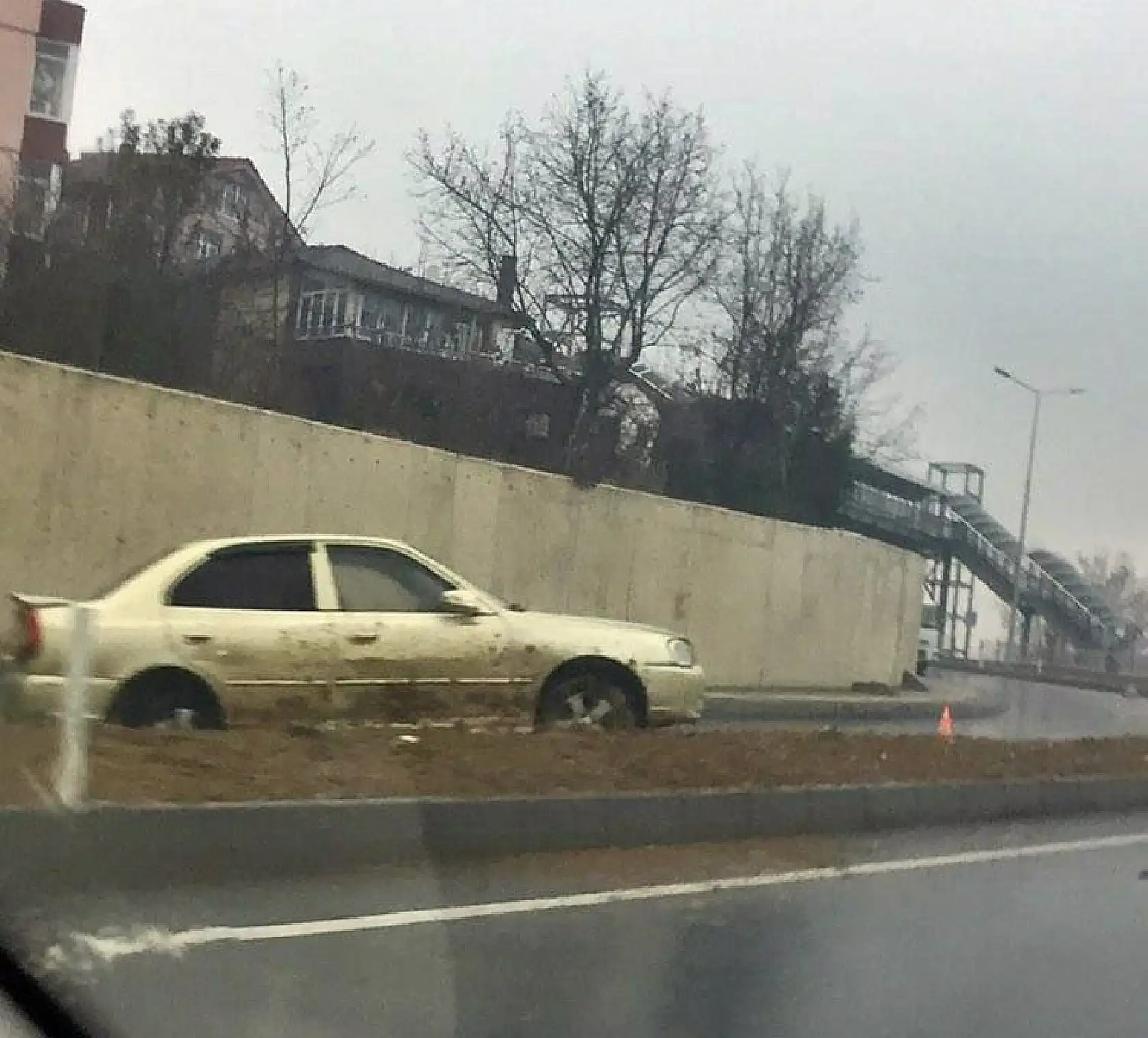 Kayan otomobil devrildi