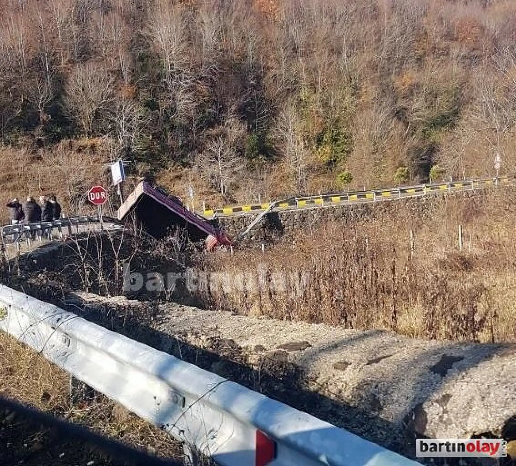 Kömür yüklü kamyonet devrildi