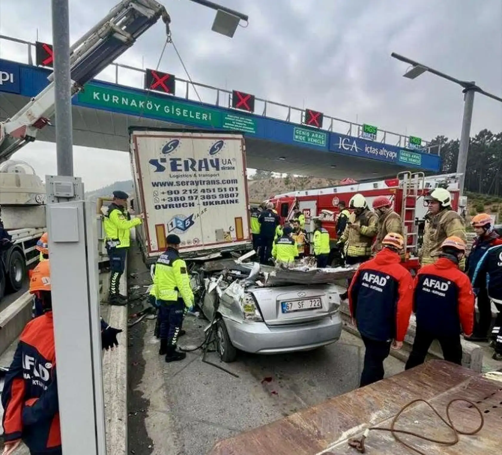 Korkunç kaza, otomobilin tırın altına girdi