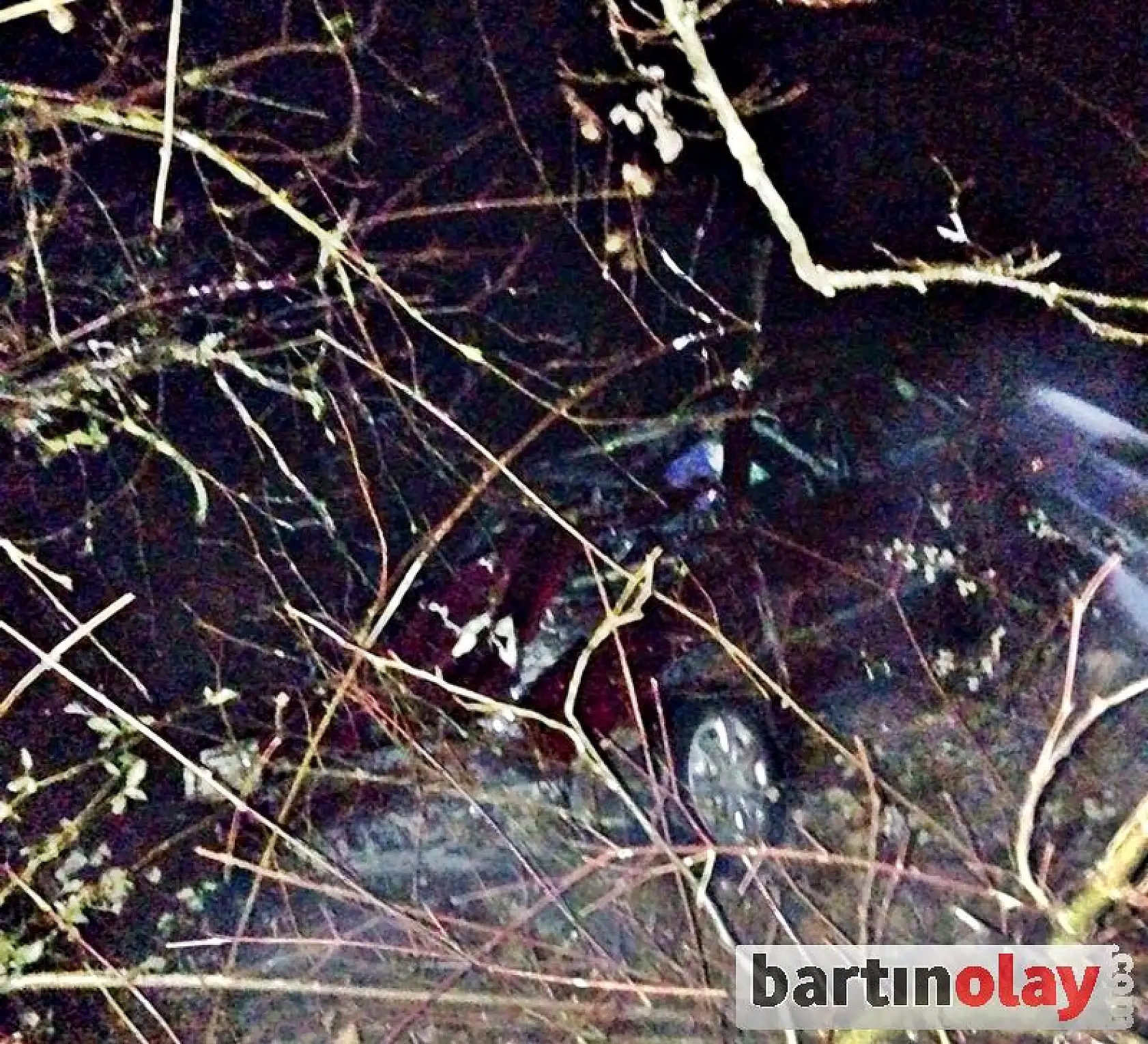 Otomobil yoldan çıktı, 1 ölü