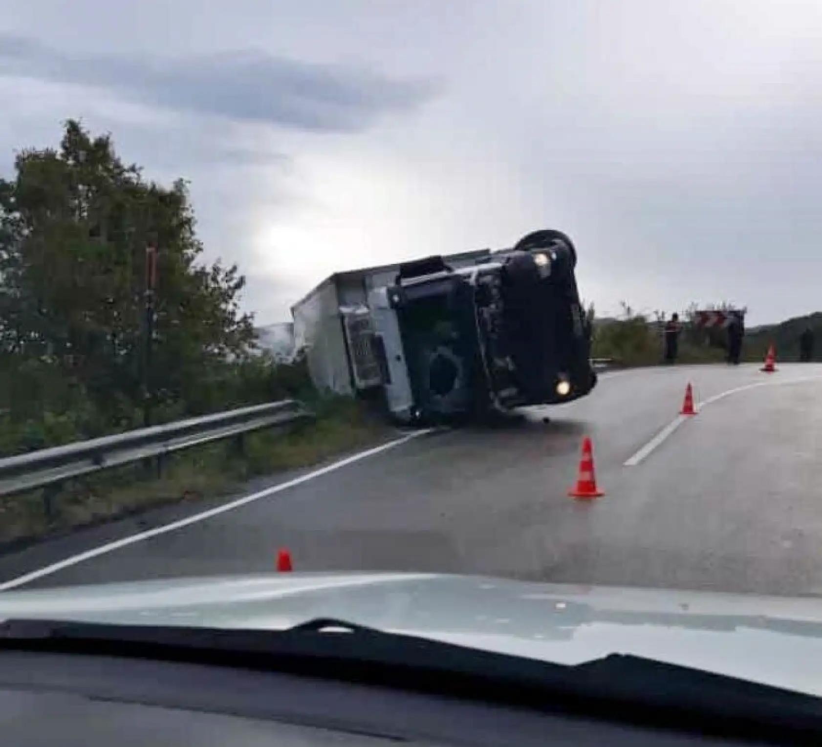 Virajı alamayan kamyon devrildi