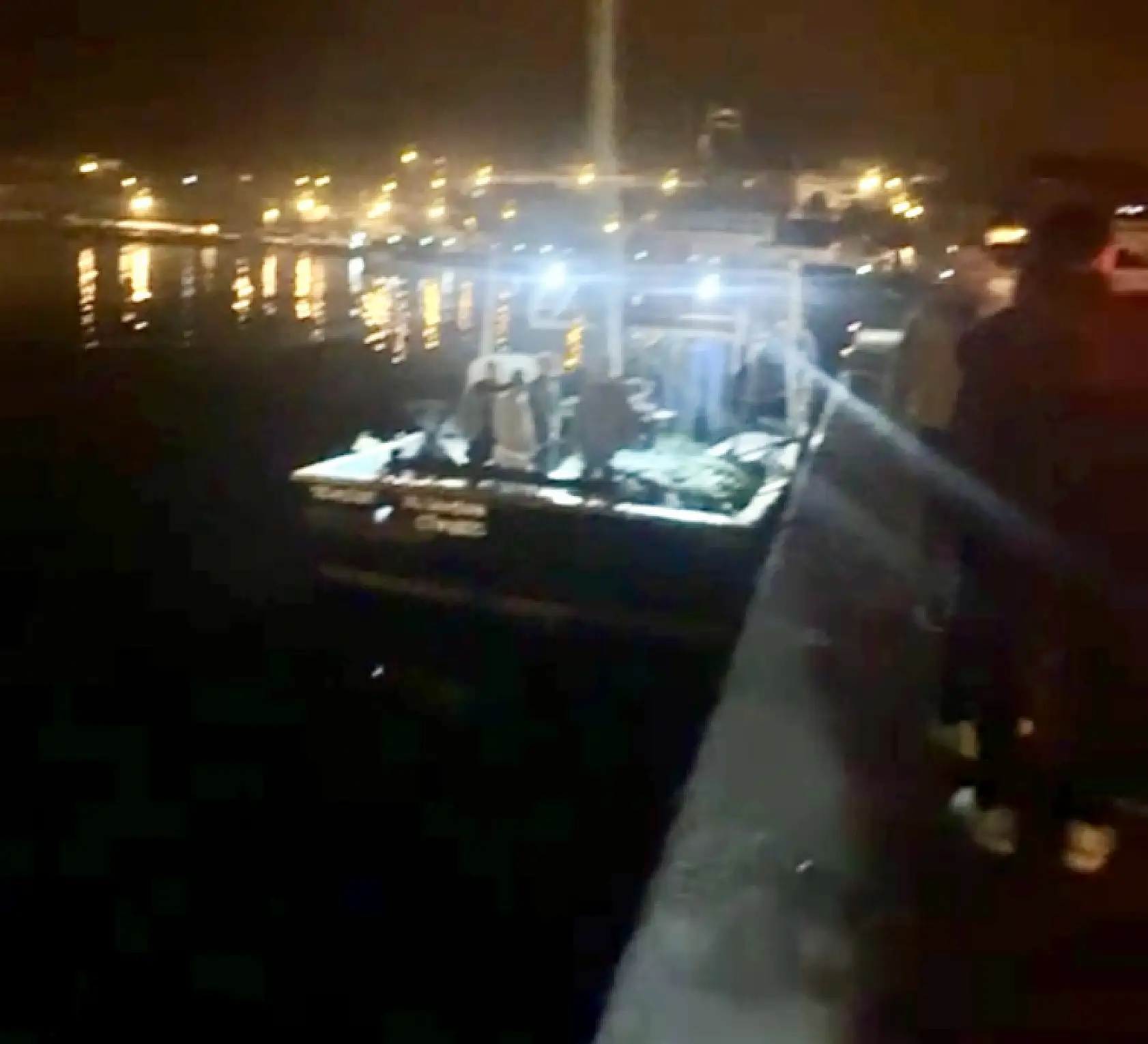 Arabayla denize uçtu