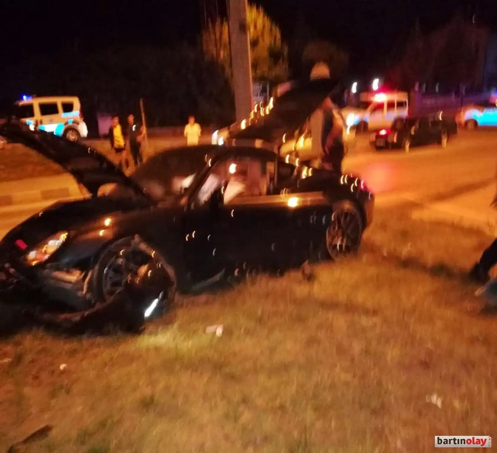 Polisevi kavşağında kaza, ortalık karıştı