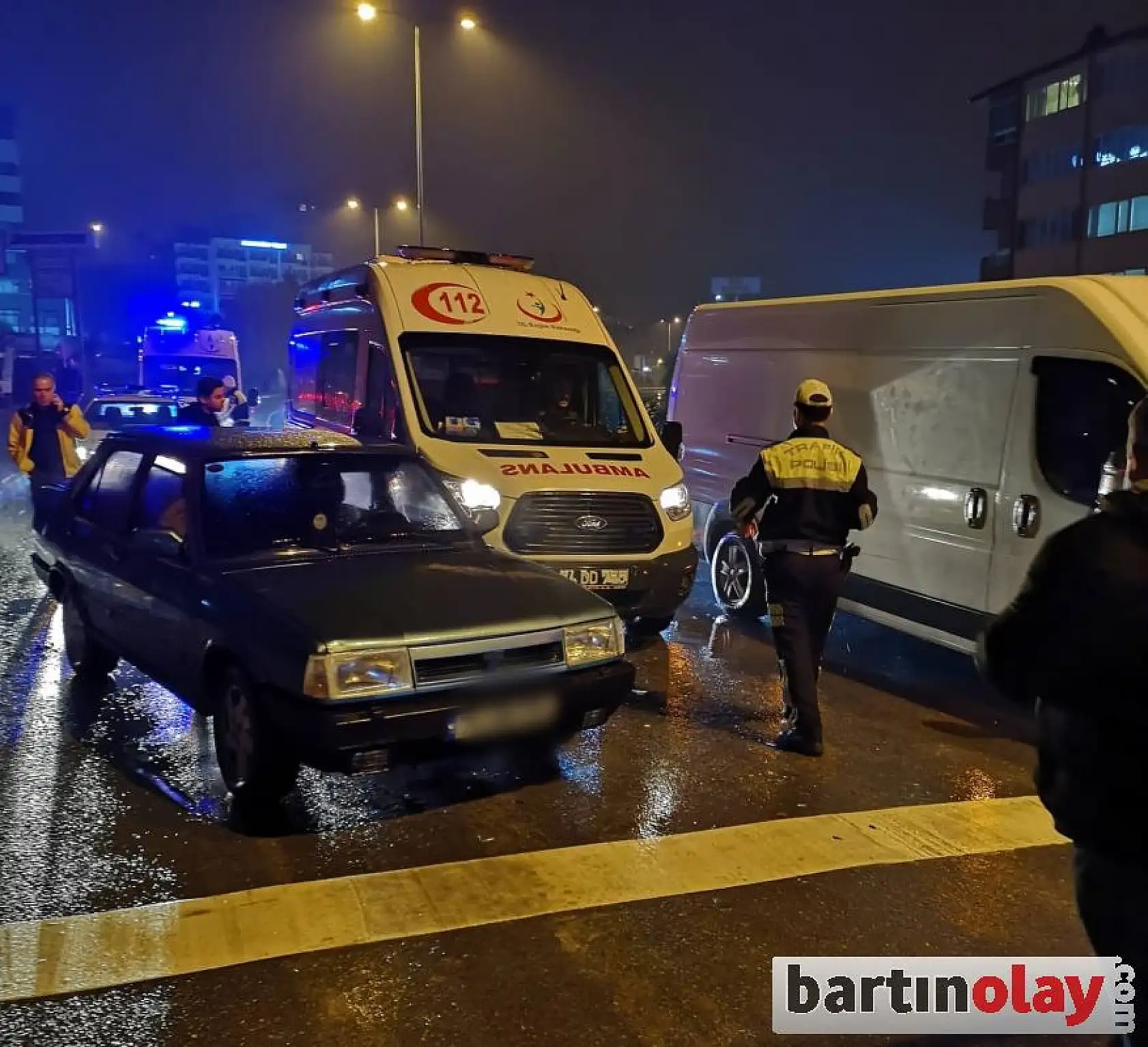 Ambulans kaza yaptı