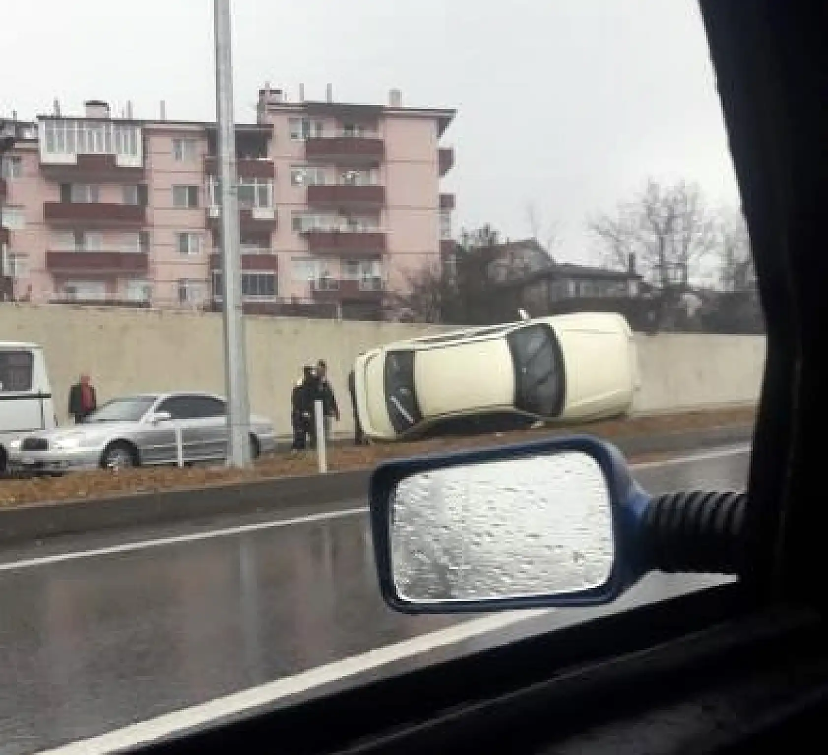 Kayan otomobil devrildi