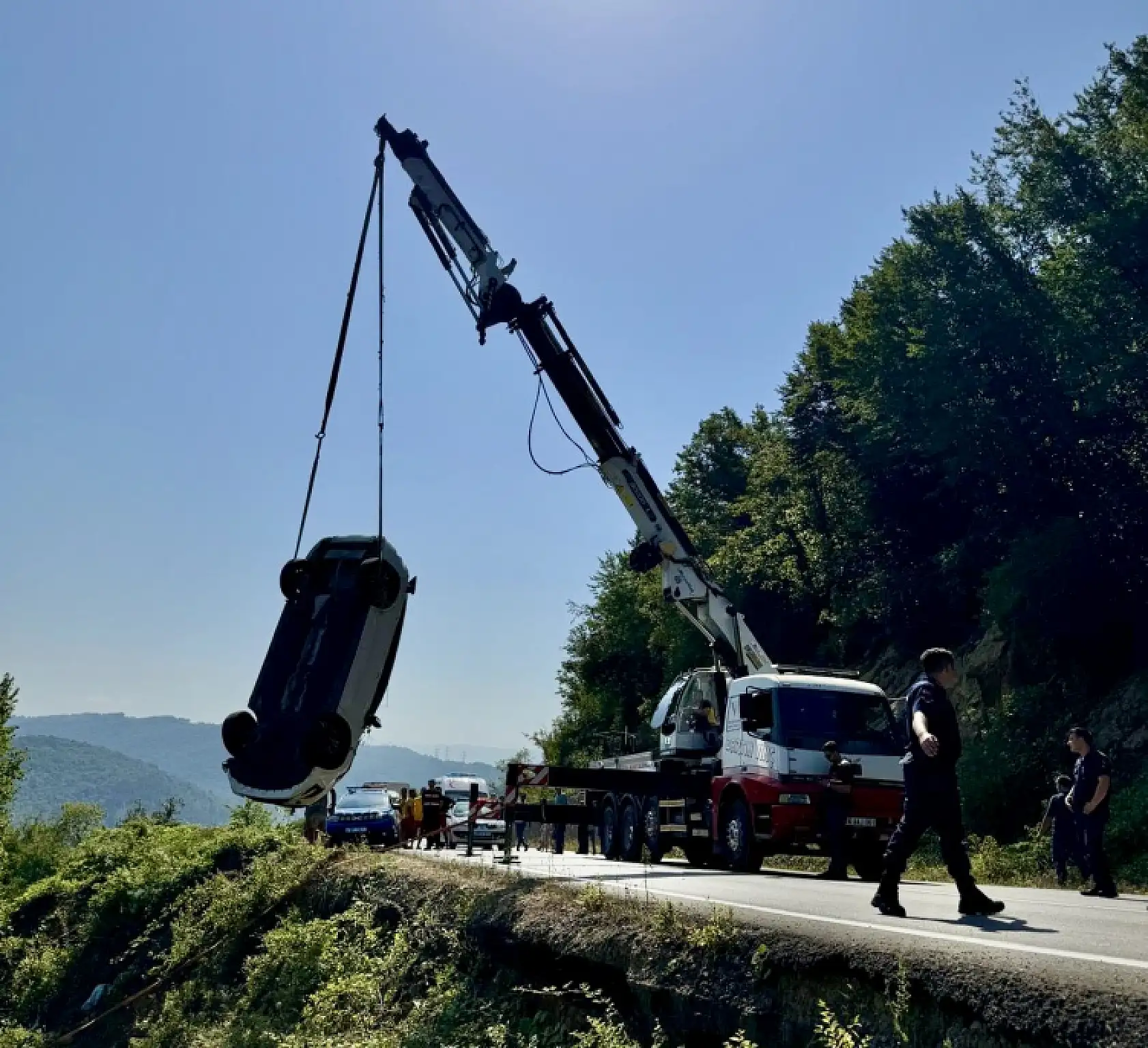 Otomobil şarampole yuvarlandı