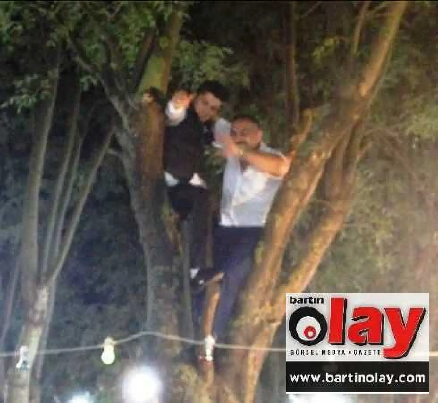 ALAN DAR GELİNCE DAMAT VE BABASI AĞAÇTA OYNADI