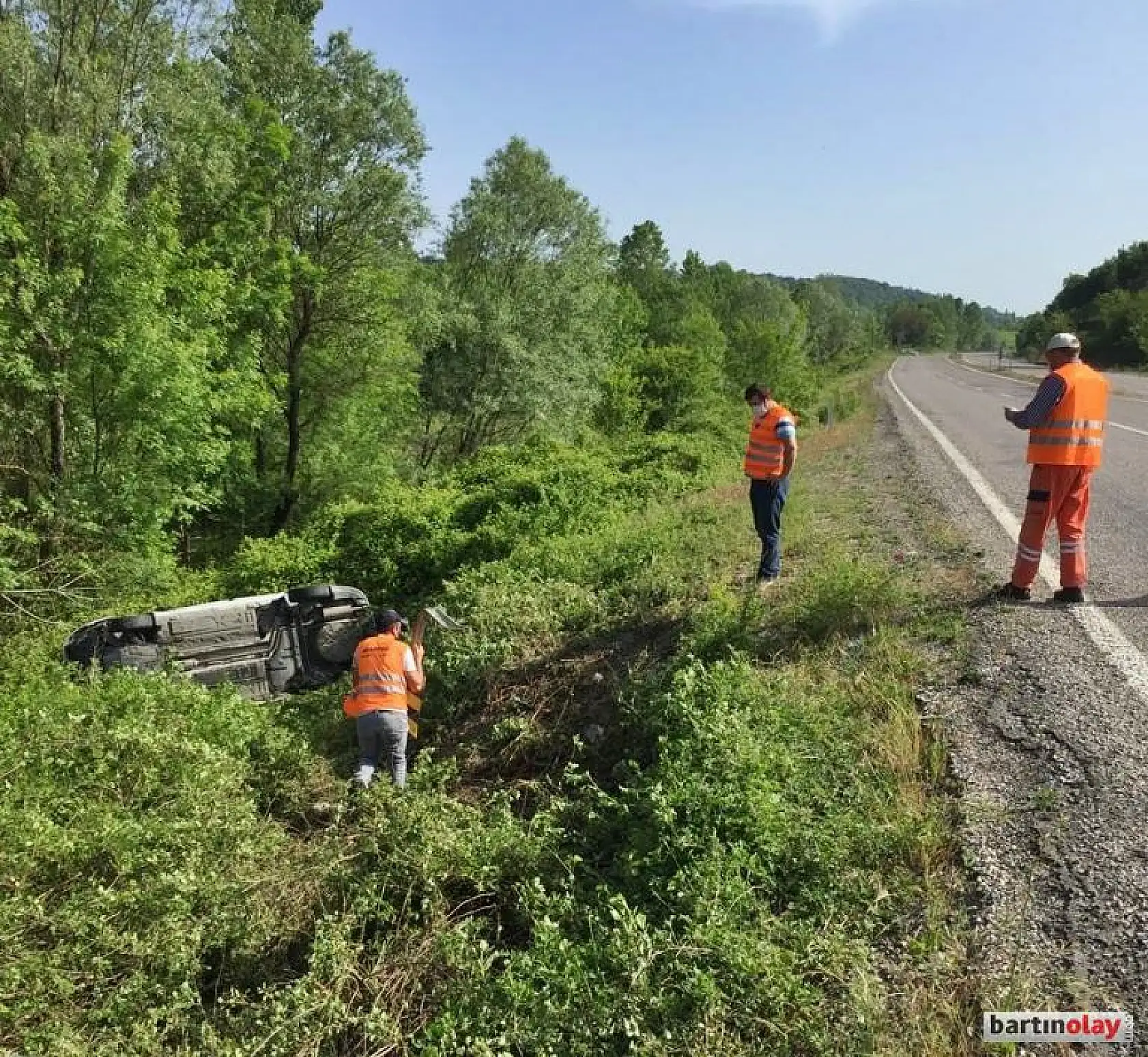 Otomobil şarampole yuvarlandı