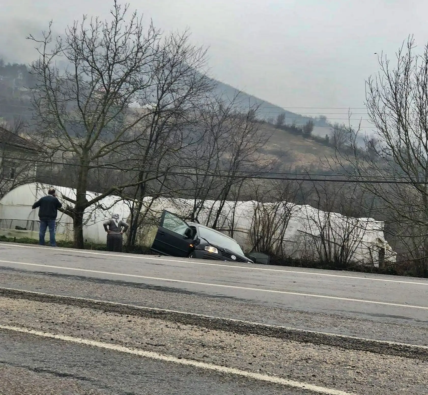 Çarpışan iki araç yoldan çıktı