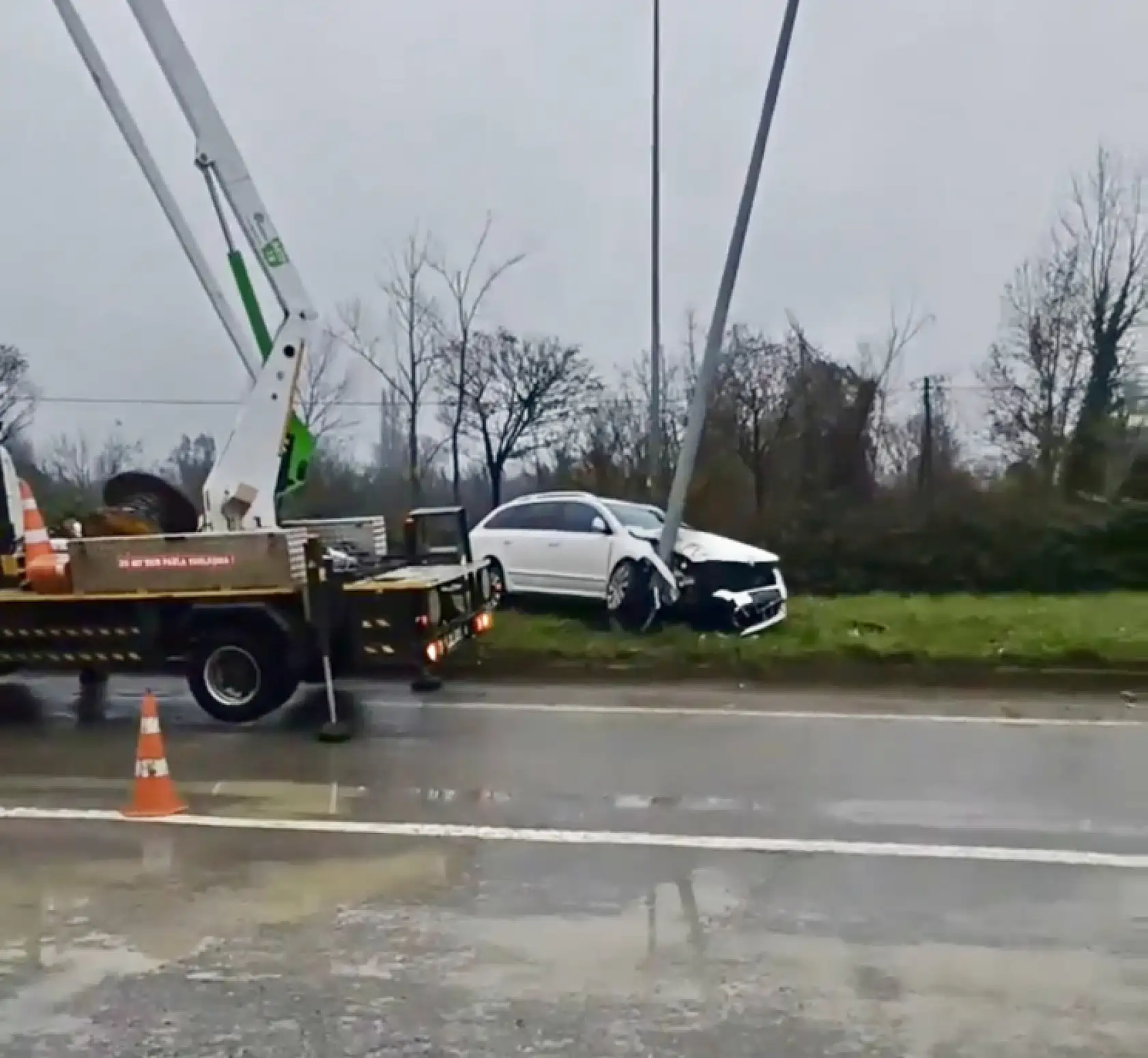 Aydınlatma direğine çarptı