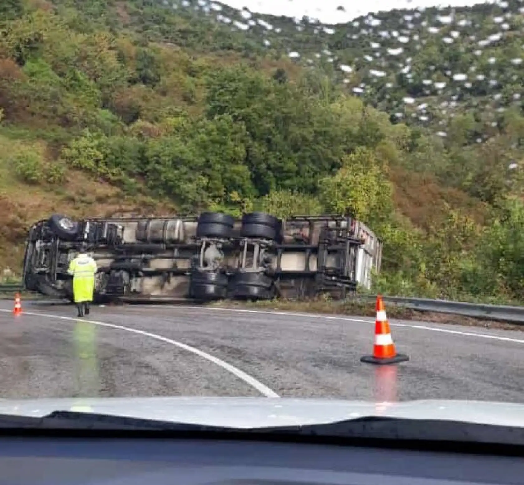 Virajı alamayan kamyon devrildi