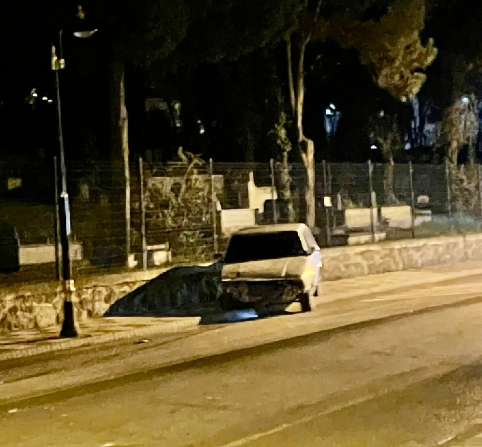 Mezarlık duvarına çarptı