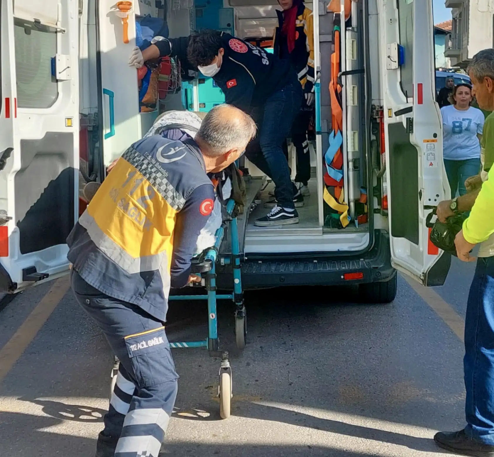Yaşlı kadına motosiklet çarptı