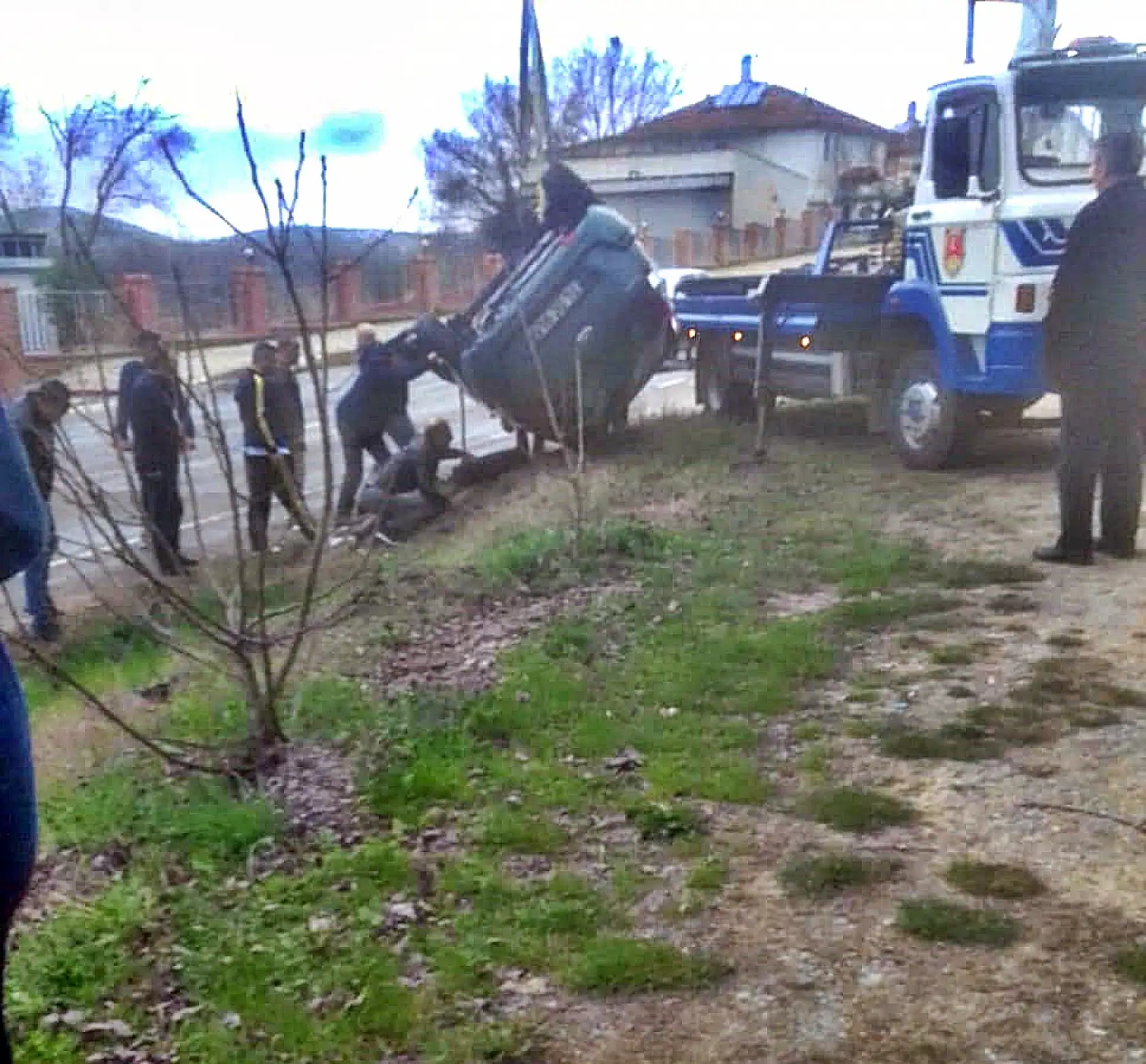 Kontrolden çıkan otomobil devrildi