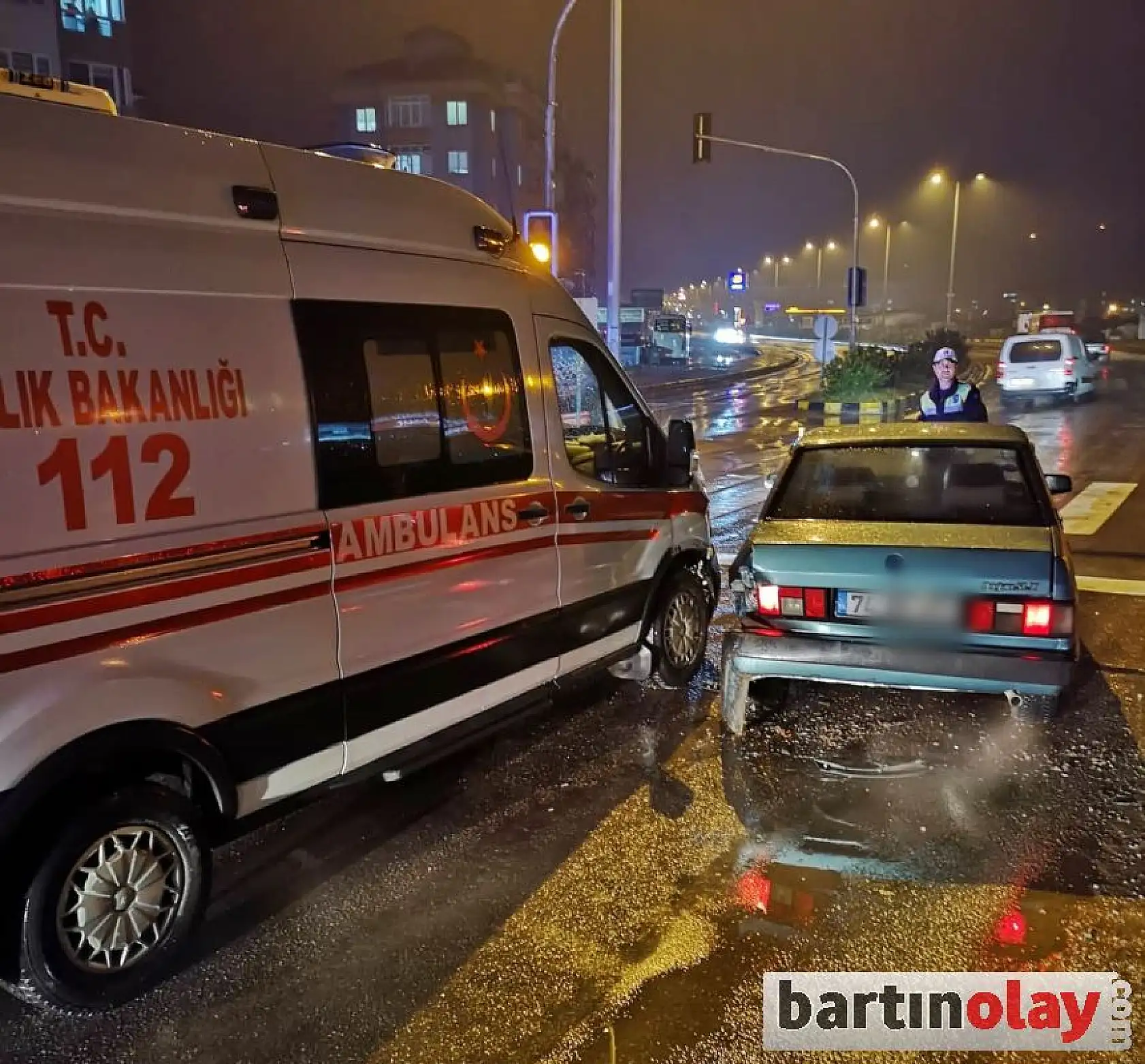 Ambulans kaza yaptı