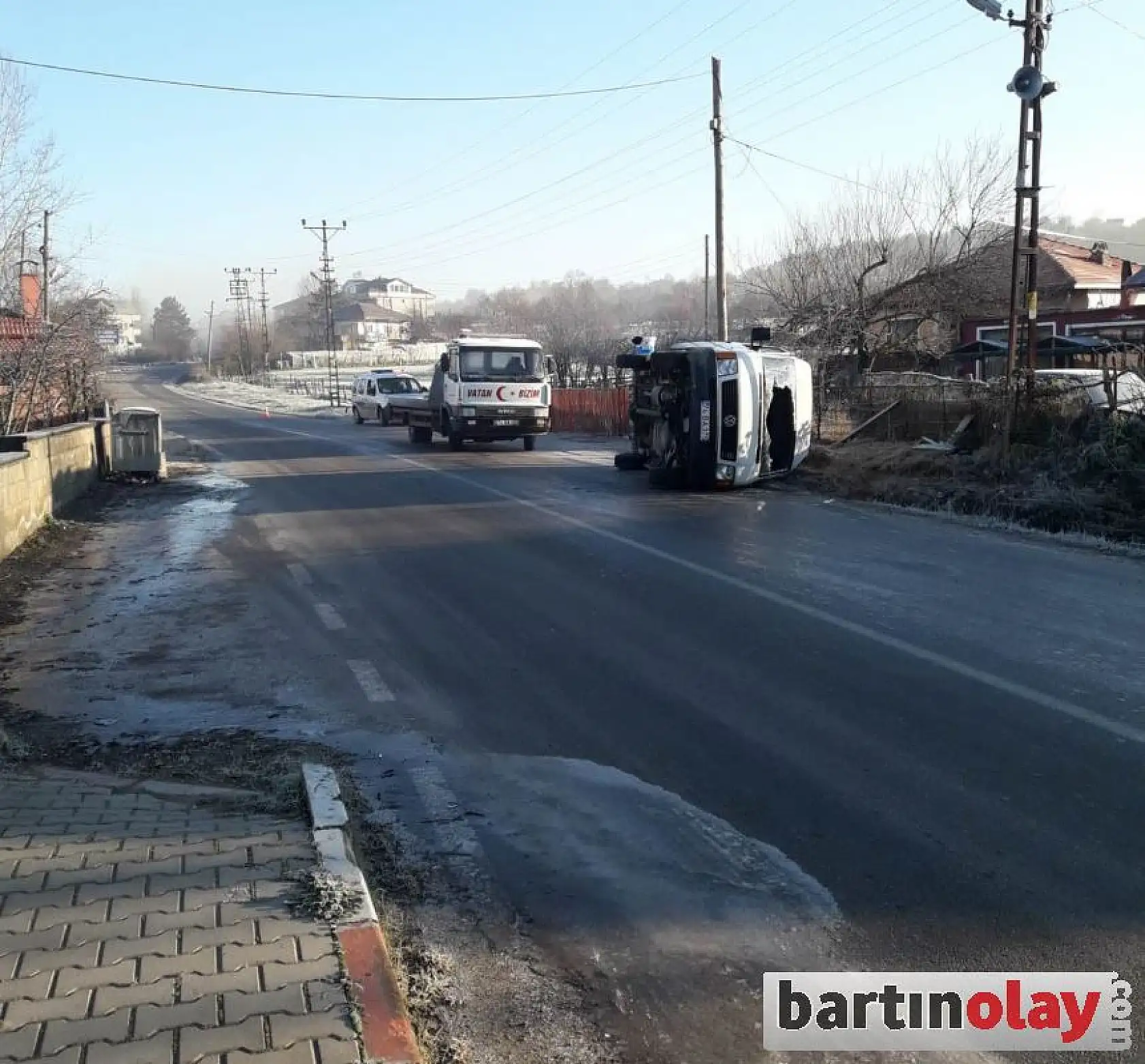 Buzlu yolda kayan minibüs devrildi