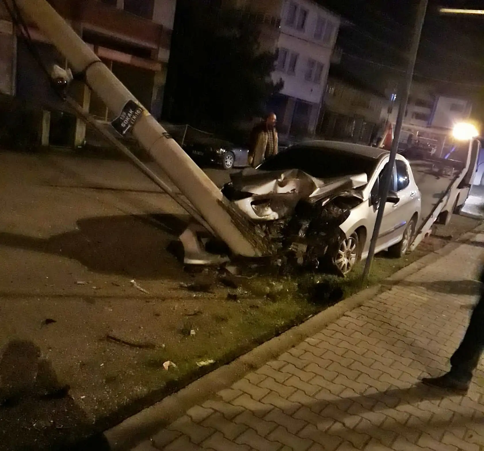 Elektrik direğine çarpıp olay yerinden kaçtı