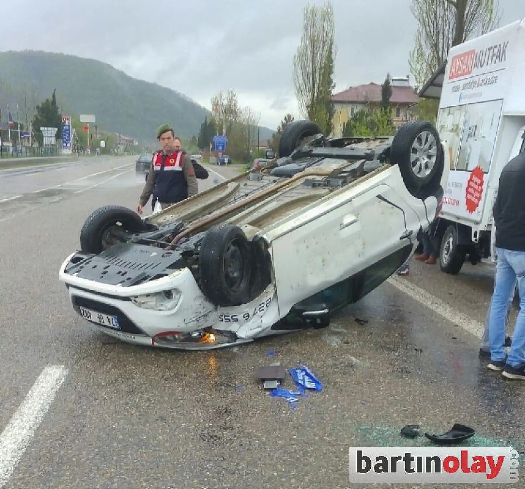 Çarpışan otomobillerden biri ters döndü
