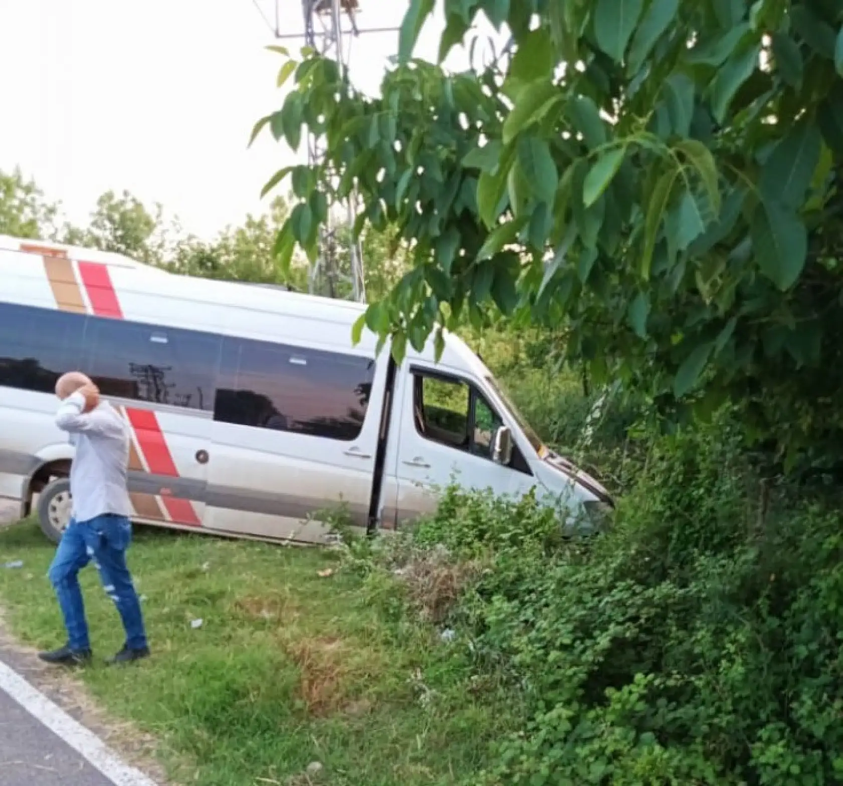 İşçi servisi ile kamyonet çarpıştı