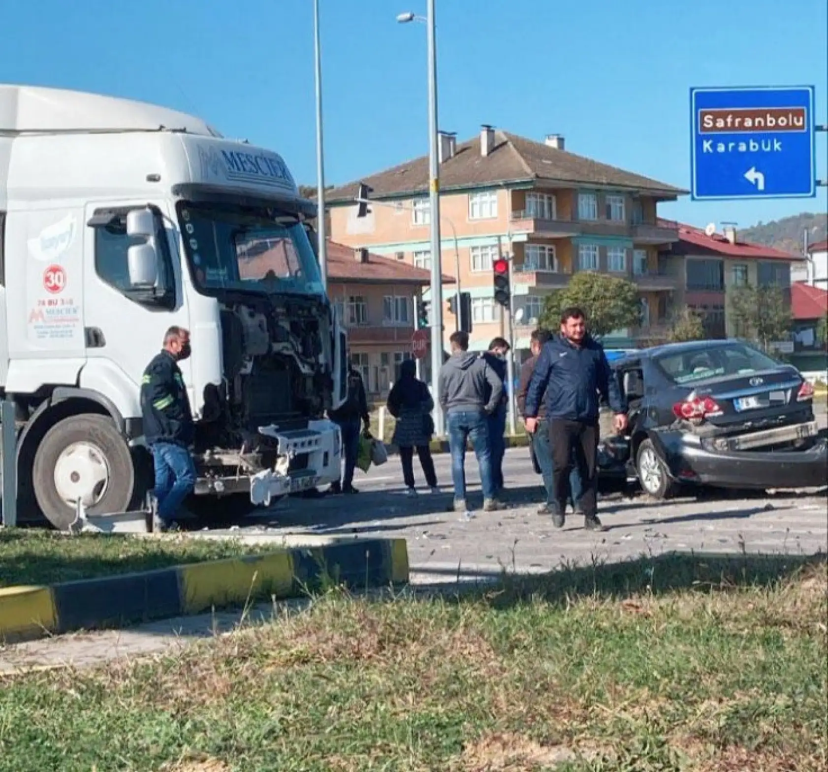 Otomobil ile tır çarpıştı