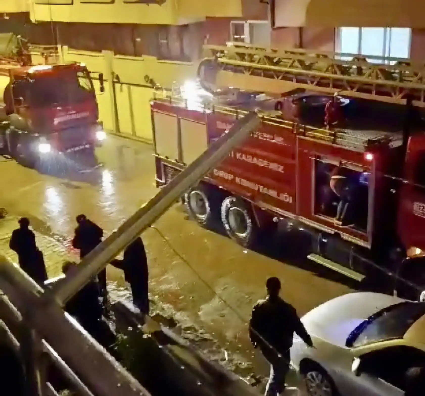 Şömineden düşen köz çatıyı yaktı