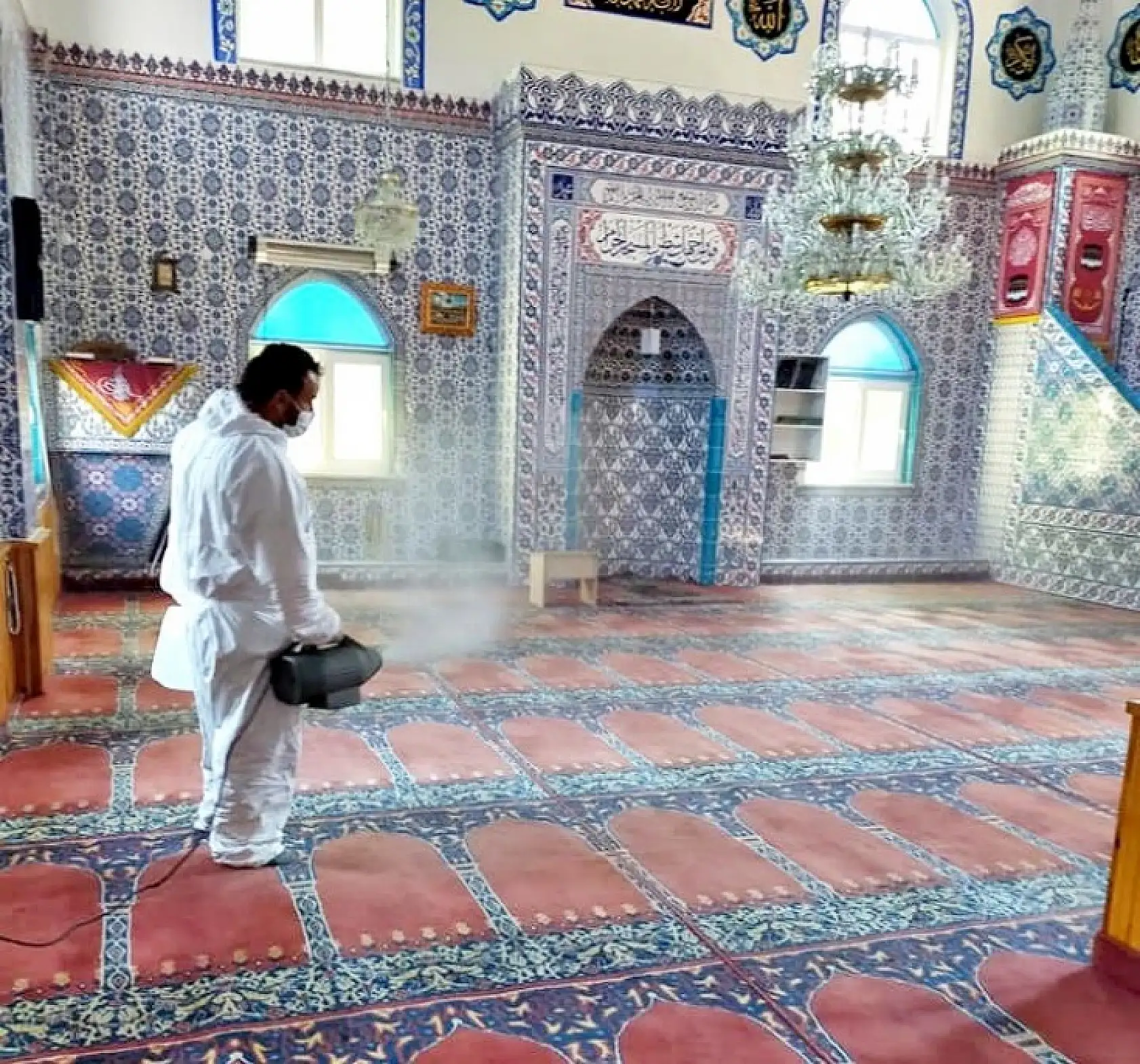 Kozcağız'da camilere gül kokulu dezenfektan