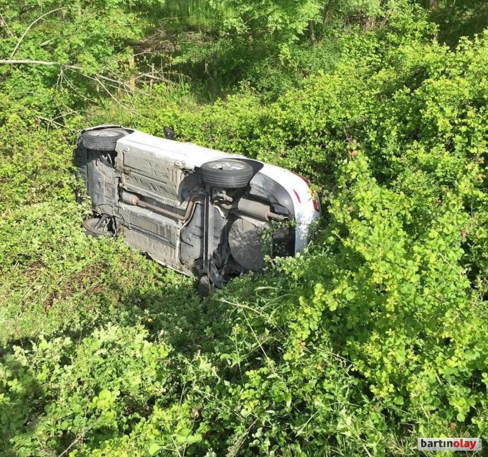 Otomobil şarampole yuvarlandı