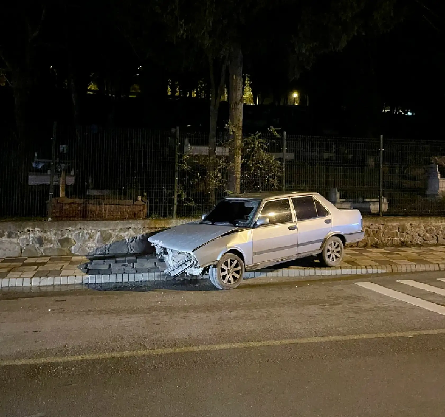 Mezarlık duvarına çarptı