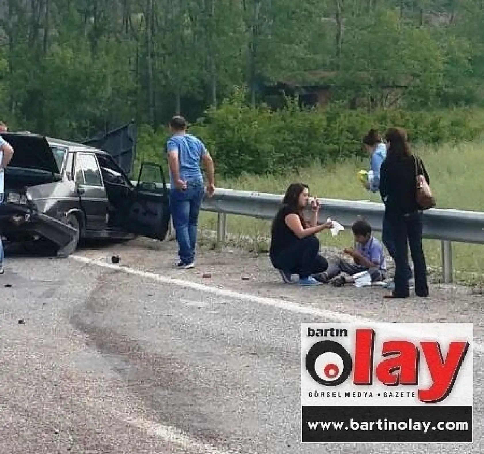 İki Otomobil Kafa Kafaya Çarpıştı