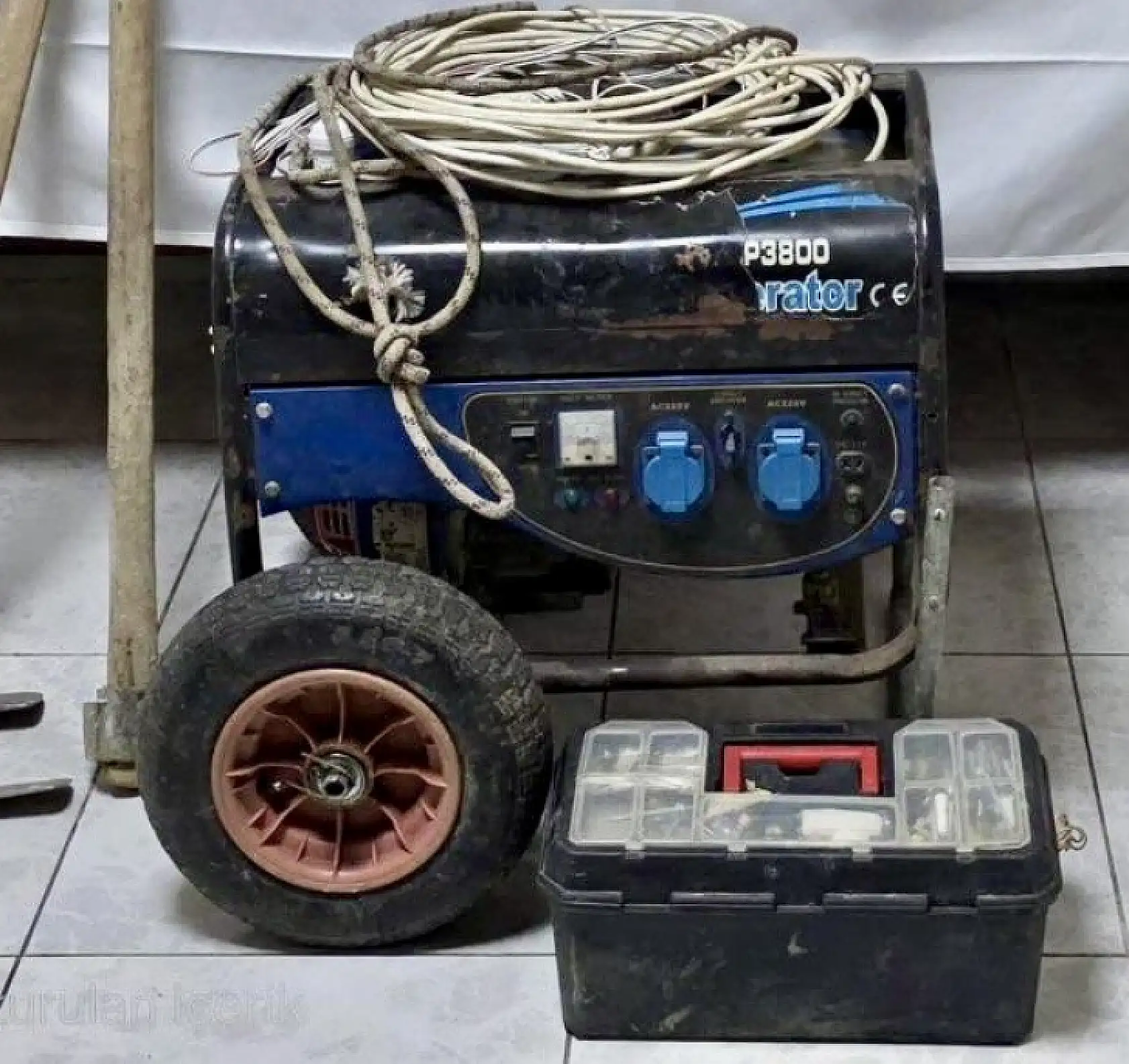 Jandarmaya suçüstü yakalandılar