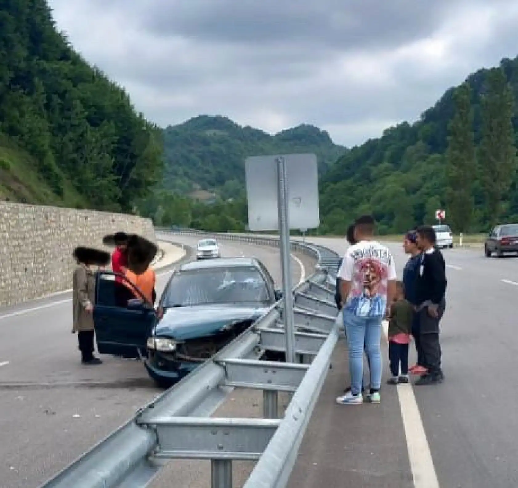 Otomobil bariyerlere çarptı