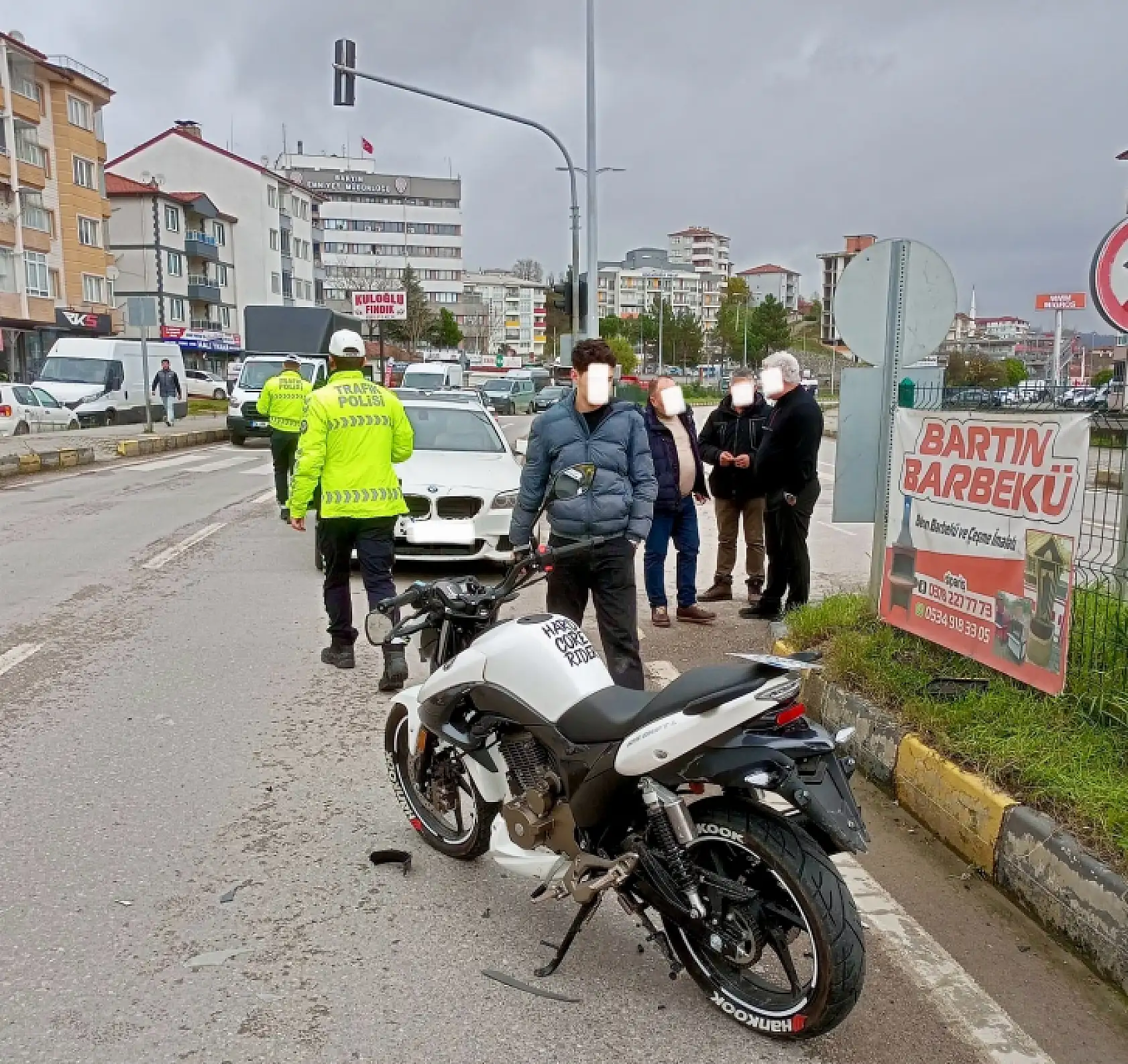 Motosiklet ve otomobil çarpıştı
