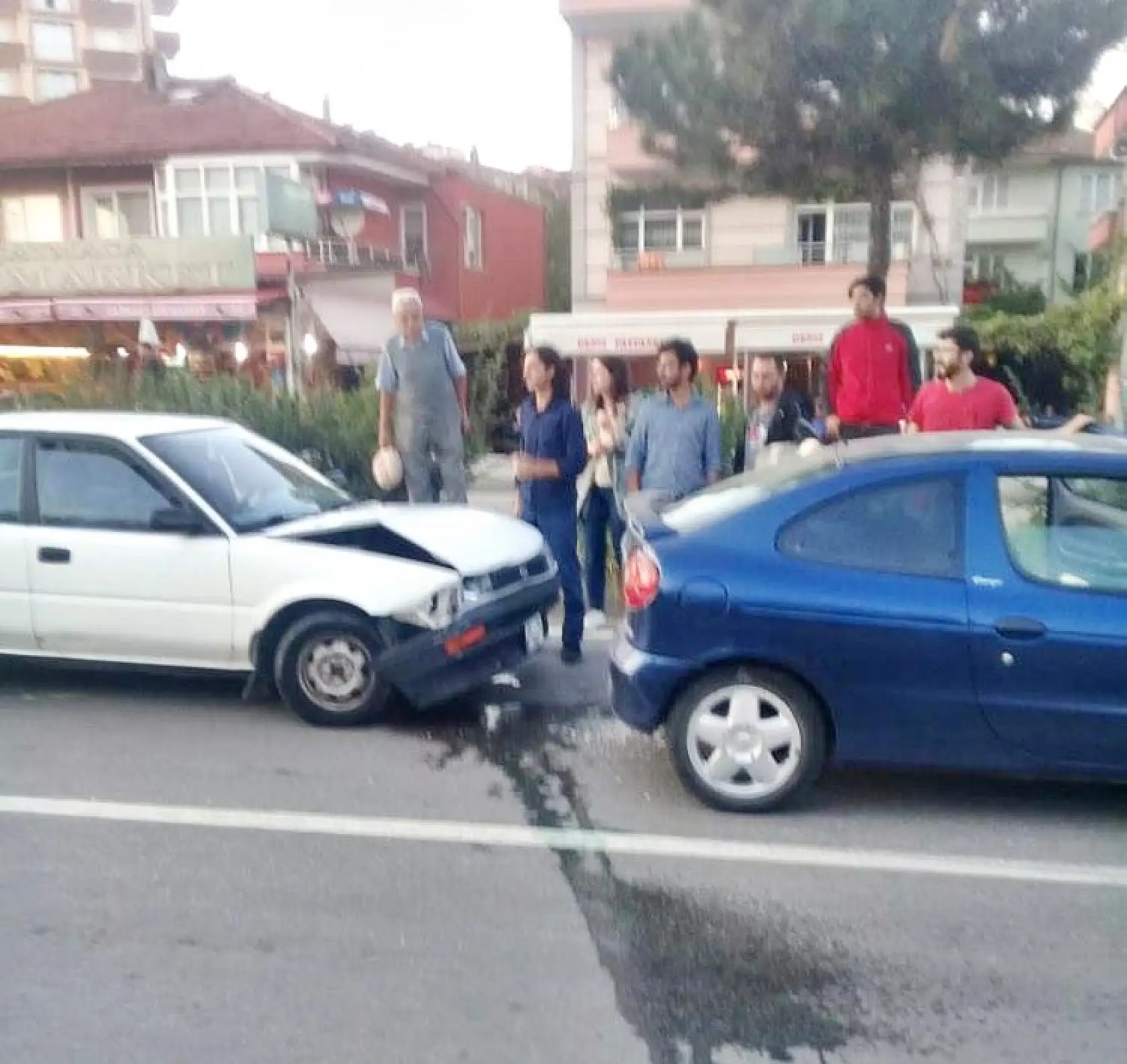 Yayaya yol veren araca arkadan vurdu