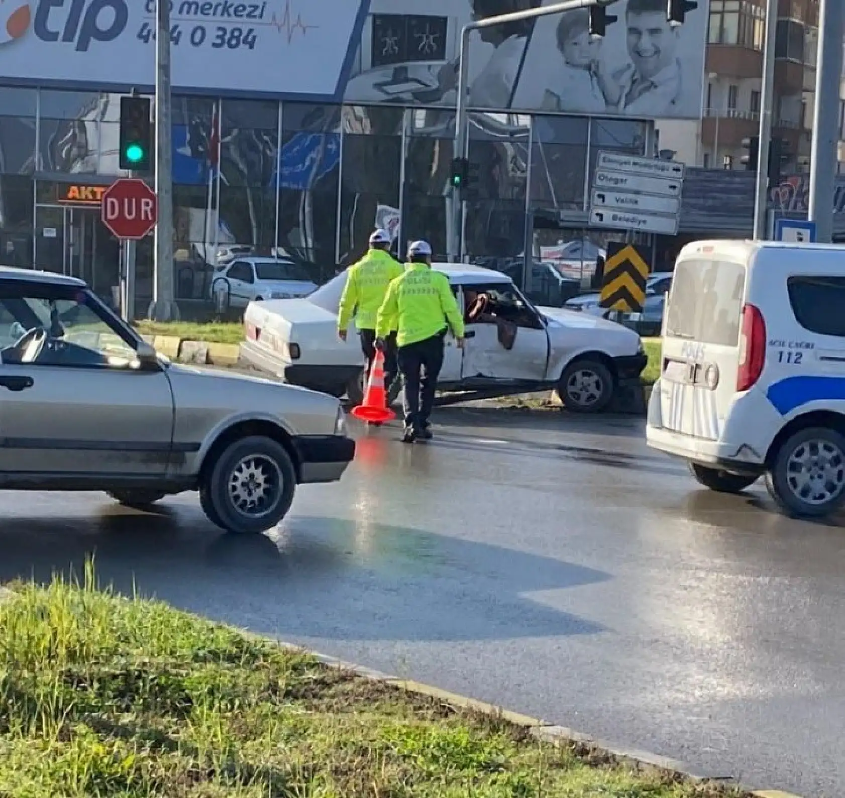 Ambulans ile otomobil çarpıştı