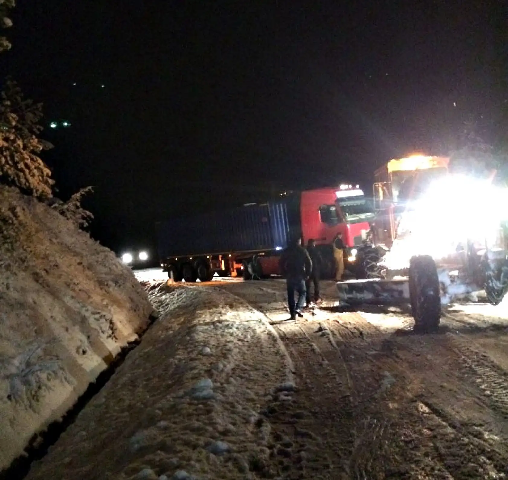 Kayan Tır ulaşımı aksattı