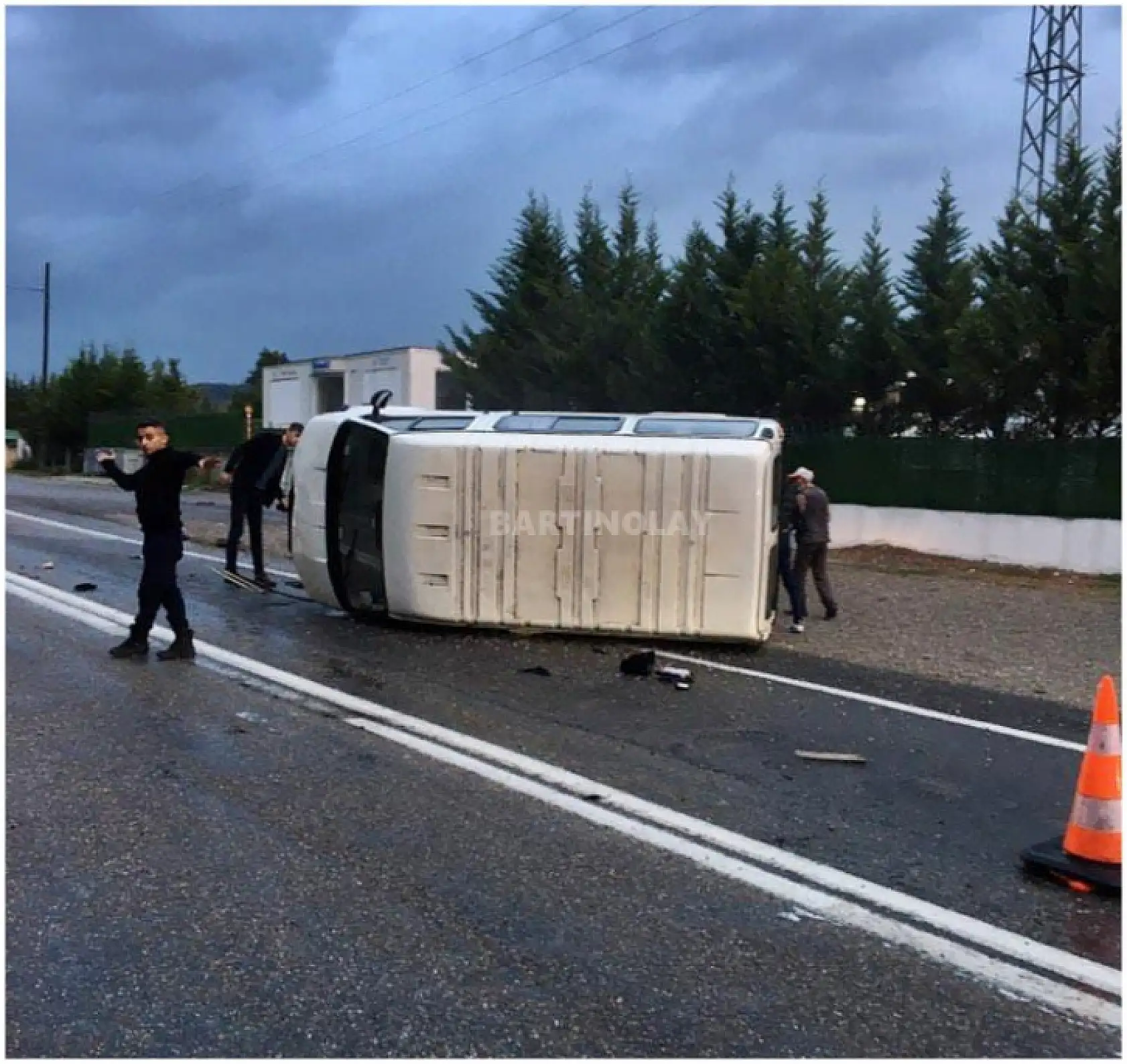Trafik levhasına çarpıp devrildi