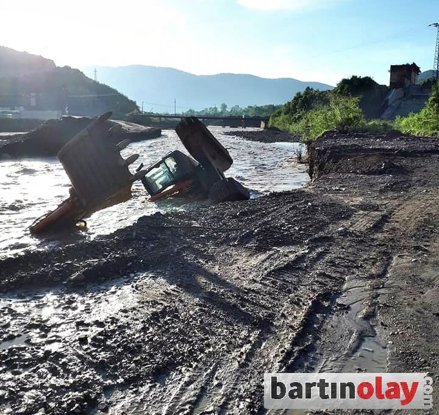 İş makinesi suya devrildi