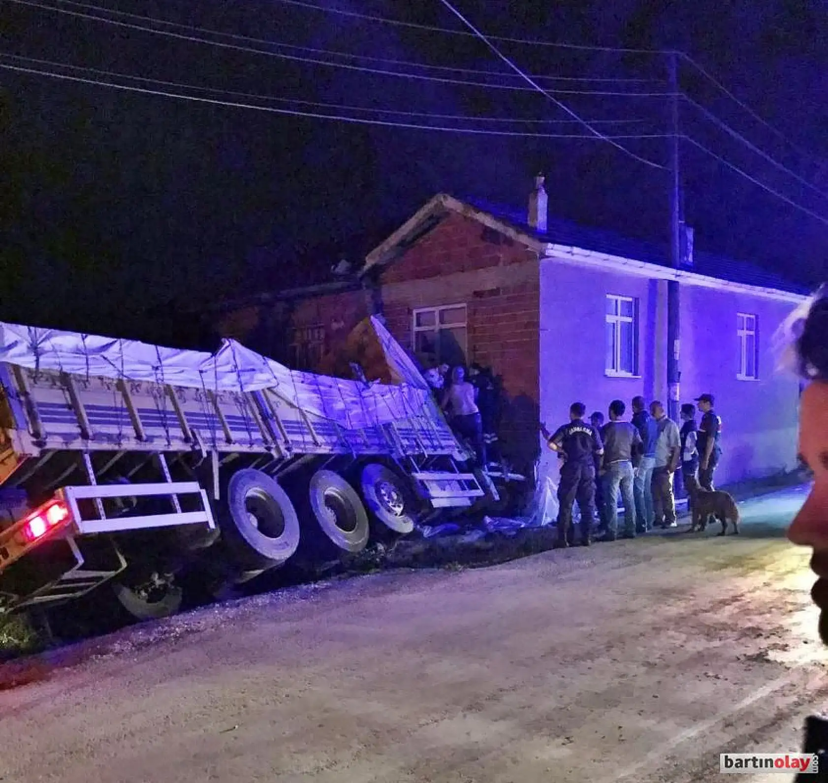 Kontrolden çıkan kamyon eve çarptı