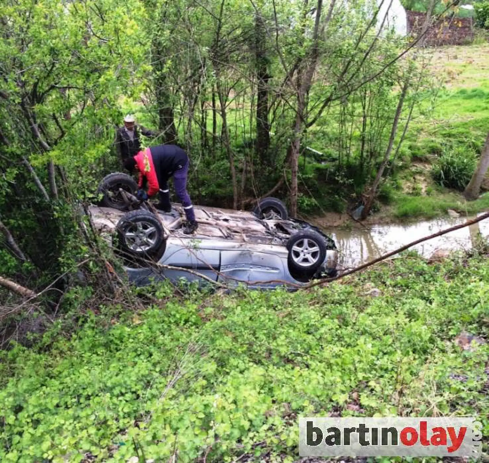 Otomobil Şarampole Yuvarlandı