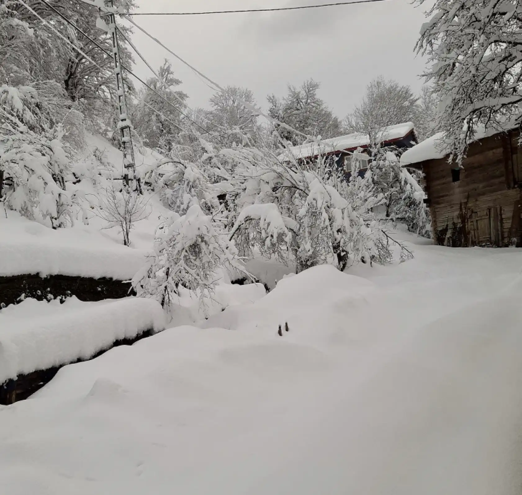 Köyde kar bir metreyi buldu, elektrik yok