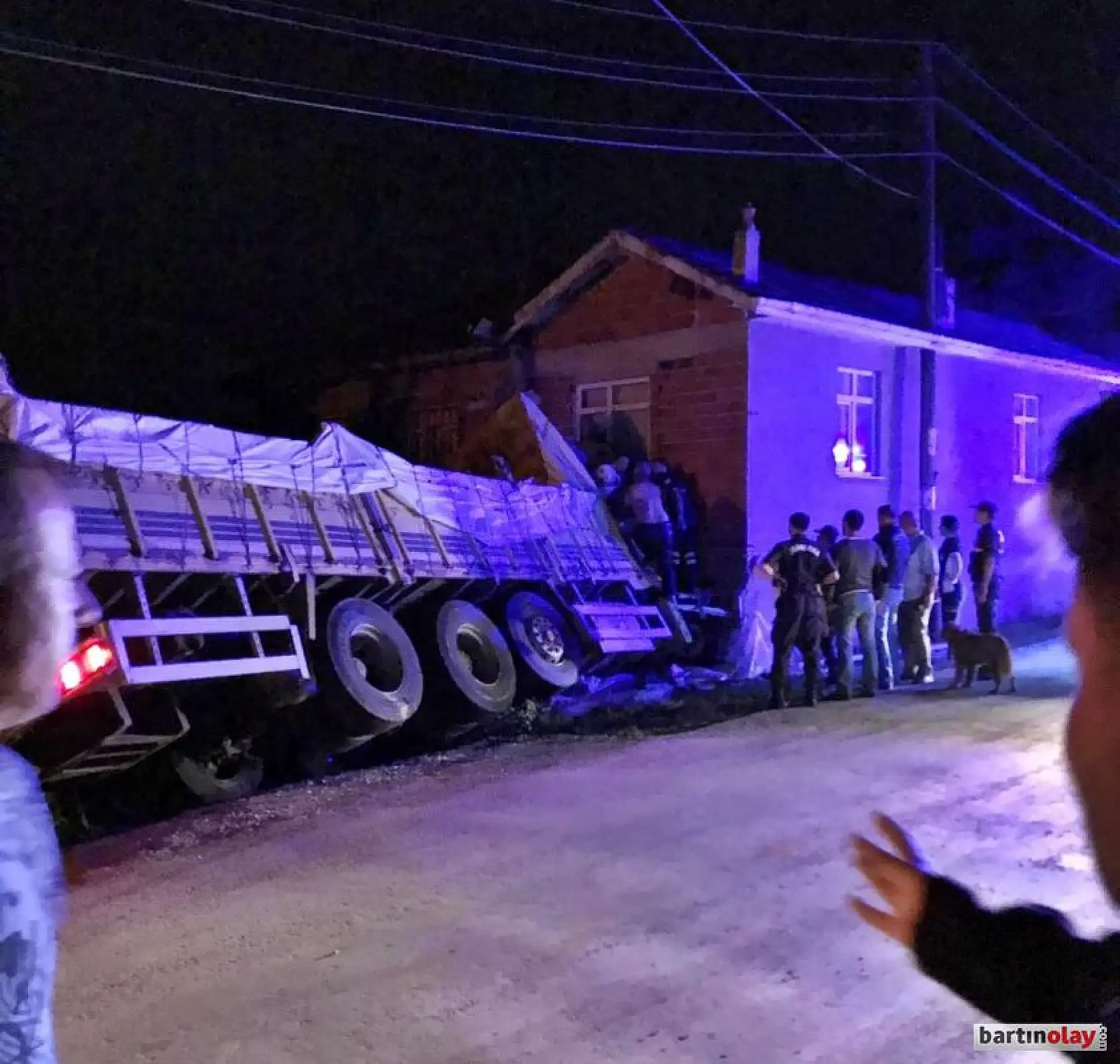 Kontrolden çıkan kamyon eve çarptı