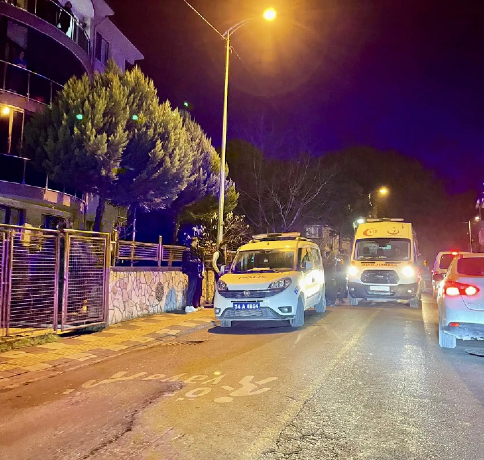 Mezarlık duvarına çarptı