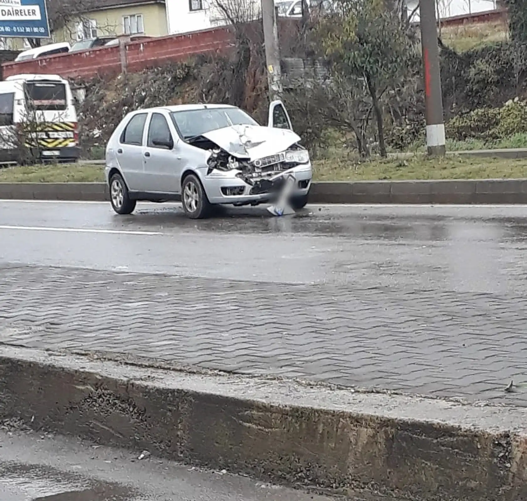 Çöp kamyonuna çarptı