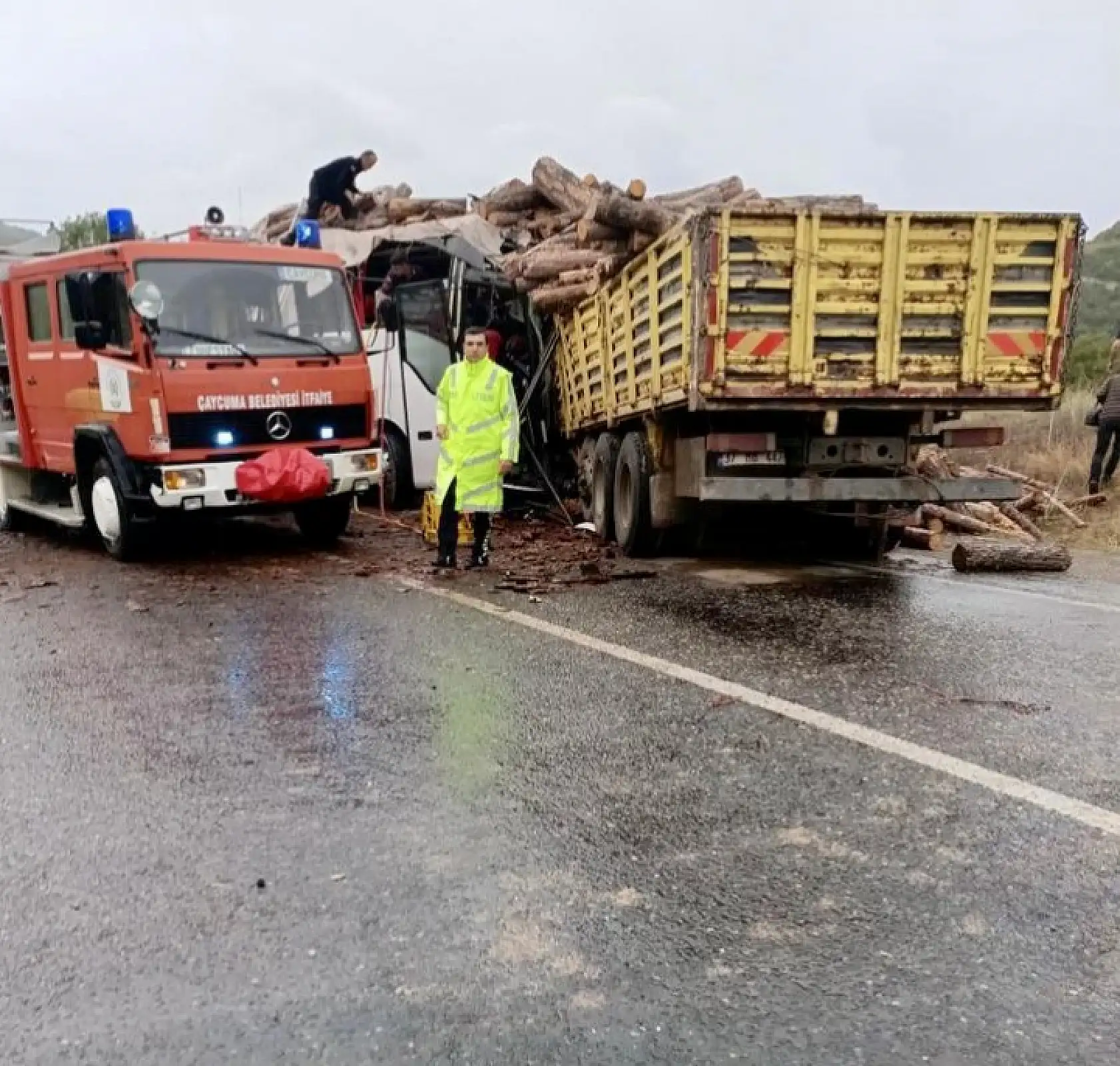 Otobüs odun yüklü tırla çarpıştı