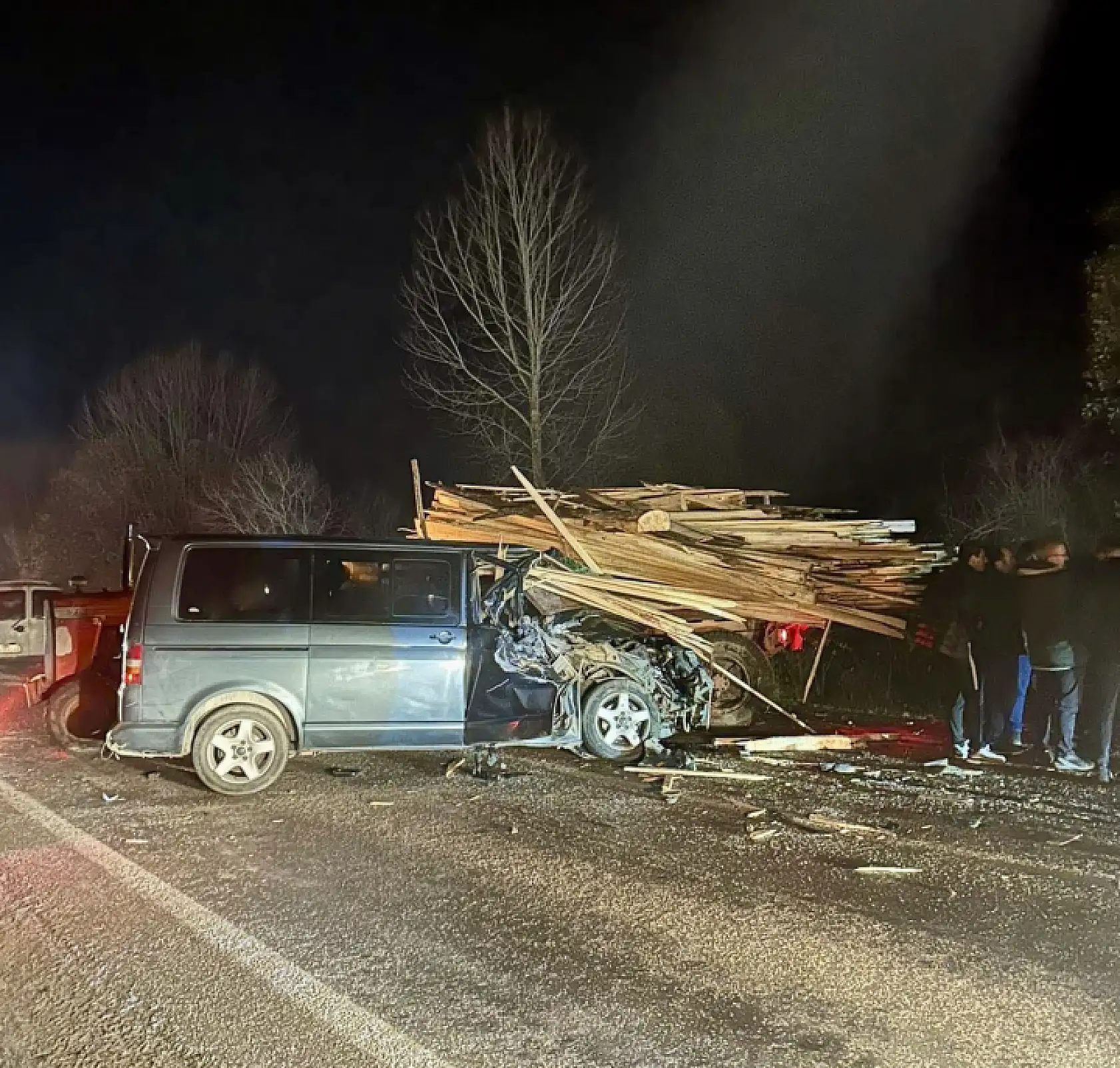 Minibüs ve traktör çarpıştı