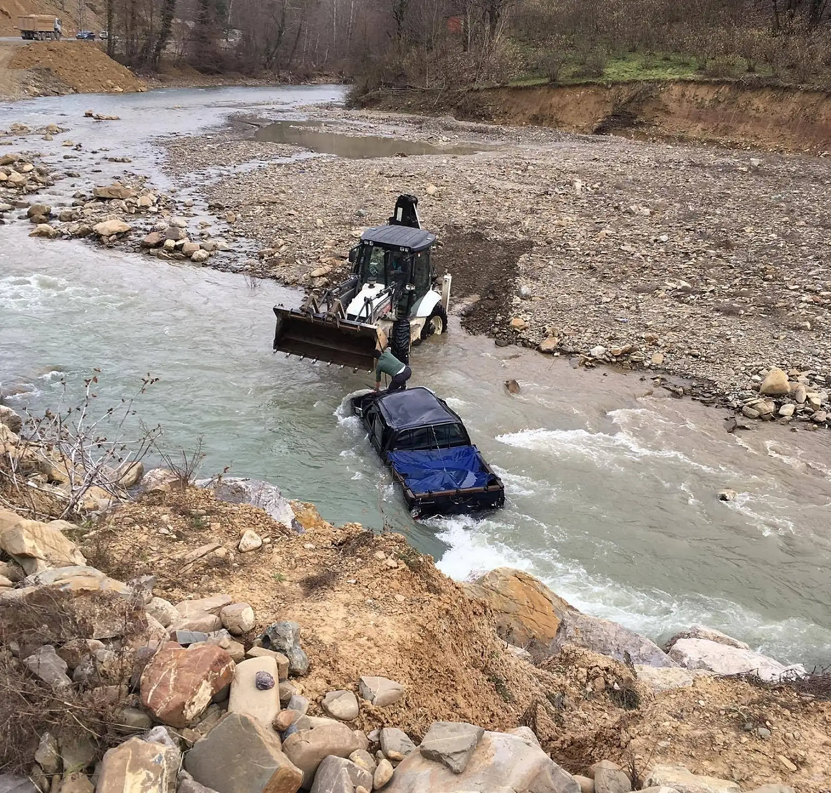 Irmağa uçan kamyonette can pazarı